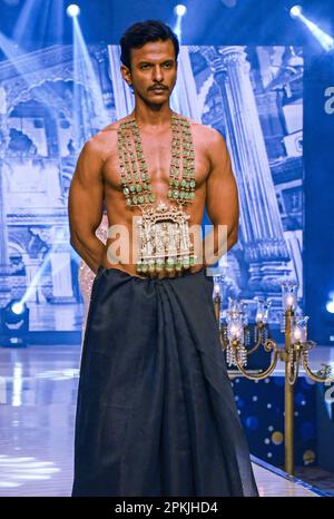 Mumbai, Indien. 07. April 2023. Ein männliches Model mit Schmuck posiert für ein Foto auf dem Laufsteg bei der JewelBuzz Awards und der Modenschau für Schmuck in Mumbai. Kredit: SOPA Images Limited/Alamy Live News Stockfoto