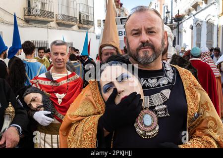 Puente Genil, Spanien. 07. April 2023. Cofradias, gekleidet als biblische Figuren aus den neuen Testamenten, bereiten sich auf eine Karfreitagsprozession vor, Teil der Heiligen Woche oder Semana Santa, 7. April 2023 in Puente Genil, Spanien. Die Stadt hat eine ungewöhnliche Feier mit einer Prozession aller biblischen Figuren seit 1661. Kredit: Richard Ellis/Richard Ellis/Alamy Live News Stockfoto