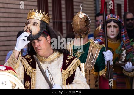 Puente Genil, Spanien. 07. April 2023. Ein Teilnehmer, der als Figur aus der Bibel gekleidet ist, schaut unter seiner Maske heraus, während er auf den Beginn einer Karfreitagsprozession wartet, Teil der Heiligen Woche oder Semana Santa, 7. April 2023 in Puente Genil, Spanien. Die Stadt hat eine ungewöhnliche Feier mit einer Prozession aller biblischen Figuren seit 1661. Kredit: Richard Ellis/Richard Ellis/Alamy Live News Stockfoto