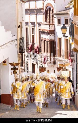 Puente Genil, Spanien. 07. April 2023. Teilnehmer, die als römische Soldaten gekleidet sind, marschieren während einer Karfreitagsprozession, Teil der Heiligen Woche, oder Semana Santa, 7. April 2023 in Puente Genil, Spanien, einen steilen Hügel hinauf. Die Stadt hat eine ungewöhnliche Feier mit einer Prozession aller biblischen Figuren seit 1661. Kredit: Richard Ellis/Richard Ellis/Alamy Live News Stockfoto