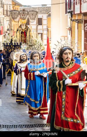 Puente Genil, Spanien. 07. April 2023. Teilnehmer, die als christliche Heilige verkleidet sind, marschieren während einer Karfreitagsprozession, Teil der Heiligen Woche, oder Semana Santa, 7. April 2023 in Puente Genil, Spanien. Die Stadt hat eine ungewöhnliche Feier mit einer Prozession aller biblischen Figuren seit 1661. Kredit: Richard Ellis/Richard Ellis/Alamy Live News Stockfoto