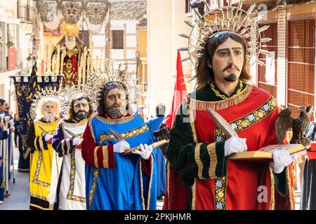 Puente Genil, Spanien. 07. April 2023. Teilnehmer, die als christliche Heilige verkleidet sind, marschieren während einer Karfreitagsprozession, Teil der Heiligen Woche, oder Semana Santa, 7. April 2023 in Puente Genil, Spanien. Die Stadt hat eine ungewöhnliche Feier mit einer Prozession aller biblischen Figuren seit 1661. Kredit: Richard Ellis/Richard Ellis/Alamy Live News Stockfoto