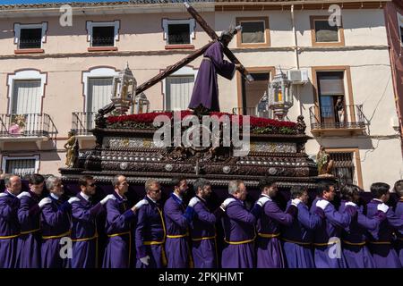 Puente Genil, Spanien. 07. April 2023. Eine riesige Plattform mit einer Statue von Jesus Christus wird von Costaleros mit der Brüderschaft Hermandad de Nuestro Padre Jesus während einer Karfreitagsprozession, Teil der Heiligen Woche, getragen, oder Semana Santa, 7. April 2023 in Puente Genil, Spanien. Kredit: Richard Ellis/Richard Ellis/Alamy Live News Stockfoto