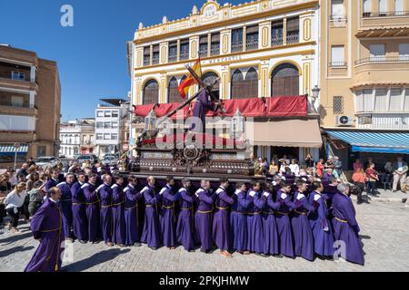 Puente Genil, Spanien. 07. April 2023. Eine riesige Plattform mit einer Statue von Jesus Christus wird von Costaleros mit der Brüderschaft Hermandad de Nuestro Padre Jesus während einer Karfreitagsprozession, Teil der Heiligen Woche, getragen, oder Semana Santa, 7. April 2023 in Puente Genil, Spanien. Kredit: Richard Ellis/Richard Ellis/Alamy Live News Stockfoto