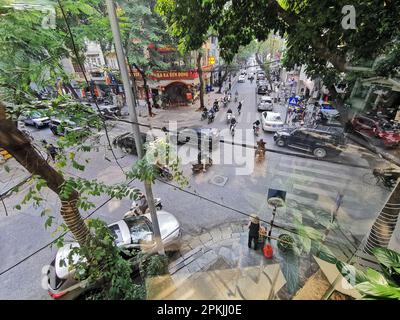 Hanoi, Vietnam. 27. Februar 2023. Autos und Motorroller an einer Straßenkreuzung in Hanoi. Kredit: Alexandra Schuler/dpa/Alamy Live News Stockfoto