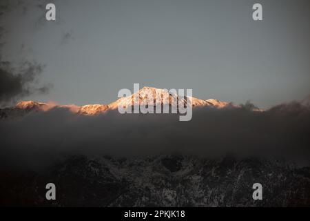 Schneebedeckte Berge bei Sonnenaufgang Stockfoto