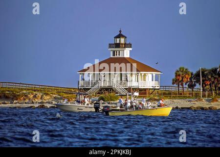 Leuchtturm und Museum Boca Grande; Leuchtturm, 1890, historisches Bauwerk, Design aus Eisenschnecken, Holzrahmen, Fischer; Motorboote; Erholung, Sport, Bo Stockfoto