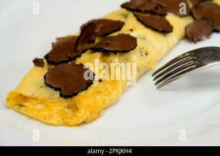 Französische Trüffel-Omelette-Eier oder Omelette-Auc-Trüffel mit schwarzen Sommertrüffeln Nahaufnahme Stockfoto