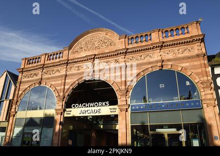 Der renovierte Eingang zur Coachworks Arcade im ehemaligen Bibliotheksgebäude, das Teil der Northgate-Entwicklung im Stadtzentrum von Chester ist Stockfoto