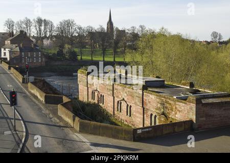 Das unter die Kategorie II fallende Wasserkraftwerk am Fluss Dee im britischen Stadtzentrum von Chester Stockfoto