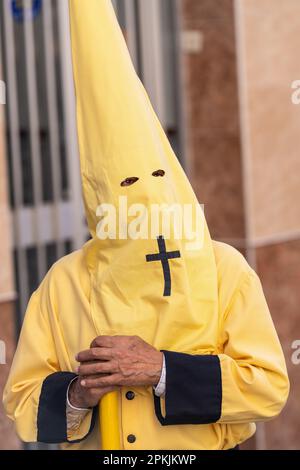 Puente Genil, Spanien. 07. April 2023. Ein Nazareno mit einem kegelförmigen Hut während einer Karfreitagsprozession, Teil der Heiligen Woche, oder Semana Santa, 7. April 2023 in Puente Genil, Spanien. Die Stadt hat eine ungewöhnliche Feier mit einer Prozession aller biblischen Figuren seit 1661. Kredit: Richard Ellis/Richard Ellis/Alamy Live News Stockfoto