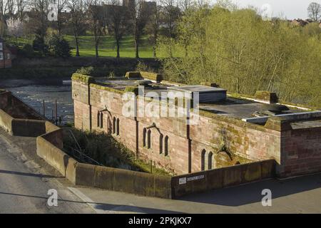 Das unter die Kategorie II fallende Wasserkraftwerk am Fluss Dee im britischen Stadtzentrum von Chester Stockfoto