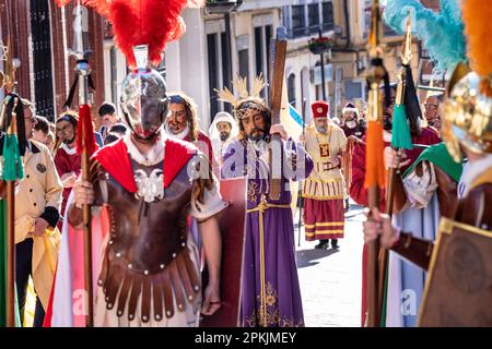 Puente Genil, Spanien. 07. April 2023. Römische Zenturionen begleiten den Charakter Jesu Christi, der das Kreuz während einer Karfreitagsprozession trägt, die Teil der Heiligen Woche ist, oder Semana Santa, 7. April 2023 in Puente Genil, Spanien. Die Stadt hat eine ungewöhnliche Feier mit einer Prozession aller biblischen Figuren seit 1661. Kredit: Richard Ellis/Richard Ellis/Alamy Live News Stockfoto