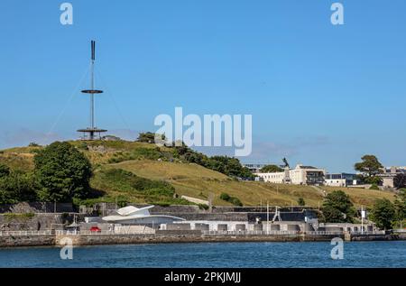 Devonport Mount Wise Schwimmbäder aus dem Hamoaze. Der Mount Wise Park mit dem Aussichtsturm Stockfoto