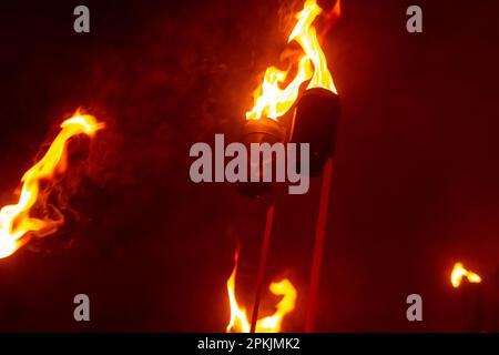 Goias, Goias, Brasilien – 06. April 2023: Details zu den Fackeln mit Feuer in der Fogaréu-Prozession, die jedes Jahr in der Stadt Goiás stattfindet. Stockfoto