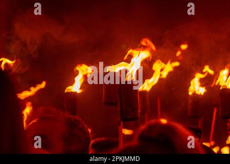 Goias, Goias, Brasilien – 06. April 2023: Details zu den Fackeln mit Feuer in der Fogaréu-Prozession, die jedes Jahr in der Stadt Goiás stattfindet. Stockfoto