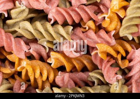 Reisgemüse-Pasta in Spiralform, Draufsicht. Gesunde Reispasta mit Tomaten, Sellerie, Karotten und Rüben Stockfoto