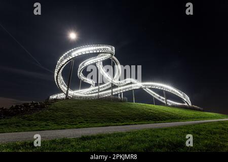 Duisburg, Deutschland. 30. Januar 2018. Tiger and Turtle – Magic Mountain ist eine Kunstinstallation und ein Wahrzeichen in Duisburg, Deutschland, erbaut im Jahr 2011. Das war es Stockfoto