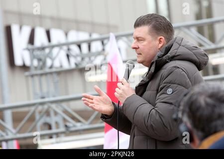 Hamburg, Deutschland. 08. April 2023. Andreas Dressel (SPD), Finanzsenator in Hamburg, spricht bei einer Kundgebung vor einem Kaufhaus Galeria Karstadt in Hamburg-Harburg. Mitarbeiter aller Galeria-Kaufhäuser in Hamburg haben am Samstag einen langen Warnstreik absolviert. Kredit: Bodo Marks/dpa/Alamy Live News Stockfoto