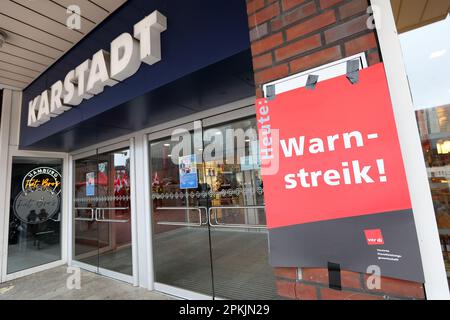 Hamburg, Deutschland. 08. April 2023. Am Eingang eines Kaufhauses in der Galeria Karstadt in Hamburg befindet sich ein Plakat mit der Aufschrift „Warnstreik“. Arbeiter in allen Galeria-Kaufhäusern in Hamburg haben am Samstag einen langen Warnstreik gemacht. Kredit: Bodo Marks/dpa/Alamy Live News Stockfoto