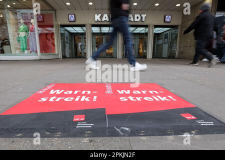 Hamburg, Deutschland. 08. April 2023. Plakate mit der Aufschrift „Warnstreik“ sind vor einem Kaufhaus der Galeria Karstadt in der Osterstraße in Hamburg zu sehen. Arbeiter in allen Galeria-Kaufhäusern in Hamburg haben am Samstag einen langen Warnstreik gemacht. Kredit: Bodo Marks/dpa/Alamy Live News Stockfoto