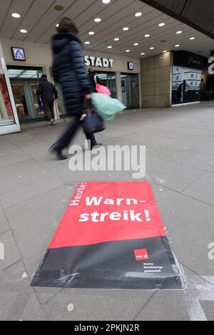 Hamburg, Deutschland. 08. April 2023. Plakate mit der Aufschrift „Warnstreik“ sind vor einem Kaufhaus der Galeria Karstadt in der Osterstraße in Hamburg zu sehen. Arbeiter in allen Galeria-Kaufhäusern in Hamburg haben am Samstag einen langen Warnstreik gemacht. Kredit: Bodo Marks/dpa/Alamy Live News Stockfoto