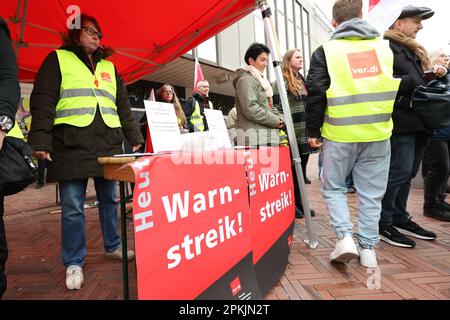 Hamburg, Deutschland. 08. April 2023. Streikende Mitarbeiter stehen bei einer Kundgebung vor einem Kaufhaus der Galeria Karstadt in Hamburg-Harburg zusammen. Mitarbeiter aller Galeria-Kaufhäuser in Hamburg haben am Samstag einen langen Warnstreik absolviert. Kredit: Bodo Marks/dpa/Alamy Live News Stockfoto