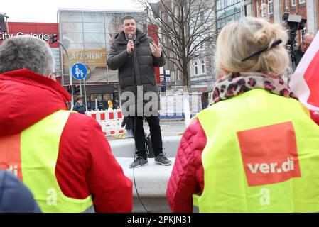 Hamburg, Deutschland. 08. April 2023. Andreas Dressel (M, SPD), Finanzsenator in Hamburg, spricht bei einer Kundgebung vor einem Kaufhaus Galeria Karstadt in Hamburg-Harburg. Mitarbeiter aller Galeria-Kaufhäuser in Hamburg haben am Samstag einen langen Warnstreik absolviert. Kredit: Bodo Marks/dpa/Alamy Live News Stockfoto