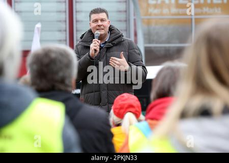 Hamburg, Deutschland. 08. April 2023. Andreas Dressel (SPD), Finanzsenator in Hamburg, spricht bei einer Kundgebung vor einem Kaufhaus Galeria Karstadt in Hamburg-Harburg. Mitarbeiter aller Galeria-Kaufhäuser in Hamburg haben am Samstag einen langen Warnstreik absolviert. Kredit: Bodo Marks/dpa/Alamy Live News Stockfoto