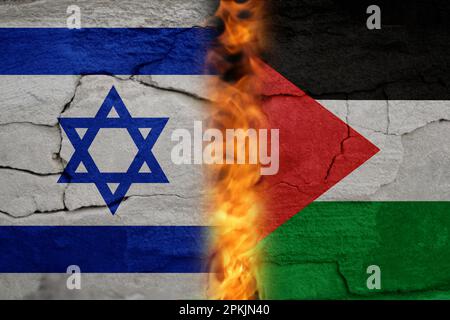 Krieg zwischen Israel und Palästina. Der Begriff der Kriegskrise und der politischen Konflikte zwischen Nationen. Flaggen. Feuer, Flammen. Gerissener Steinhintergrund. Unscharf. Stockfoto