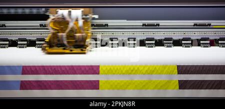 Digitale Textildruckmaschine. Thermotransferdrucker Für Textilien Im Format-Dye-Sublimation-Design Stockfoto