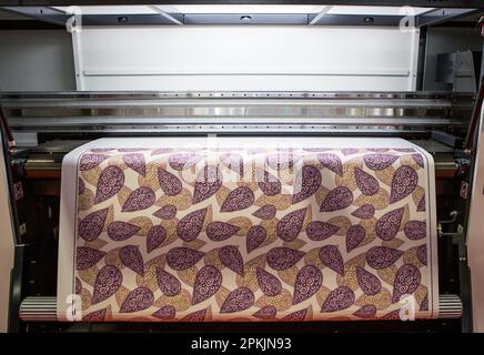 Digitale Textildruckmaschine. Großformat-Farbsublimations-Textil-Wärmeübertragungsdrucker Stockfoto