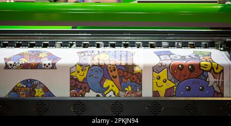 Digitale Textildruckmaschine. Großformat-Farbsublimations-Textil-Wärmeübertragungsdrucker. Stockfoto
