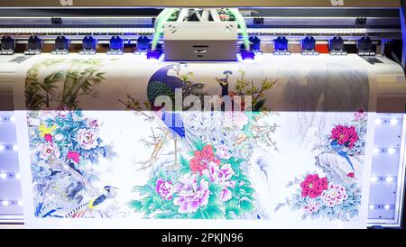Digitale Textildruckmaschine. Großformat-Farbsublimations-Textil-Wärmeübertragungsdrucker Stockfoto
