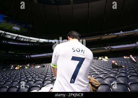 Tottenham Hotspur Stadium, London, Großbritannien. 8. April 2023. Premier League Football, Tottenham Hotspur gegen Brighton und Hove Albion; Ein Tottenham Hotspur Fan trägt ein nachgebildetes Trikot von Son Heung-Min Credit: Action Plus Sports/Alamy Live News Stockfoto