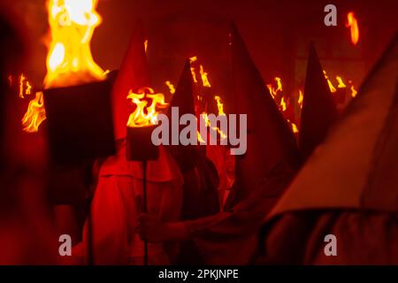 Goias, Goias, Brasilien – 06. April 2023: Mehrere Farricocos mit Fackeln während der Fogareu-Prozession, einem religiösen Festival. Stockfoto