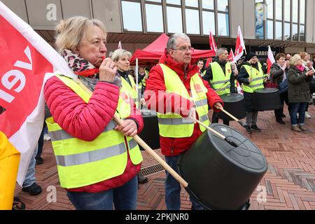 Hamburg, Deutschland. 08. April 2023. Streikende Mitarbeiter stehen bei einer Kundgebung vor einem Kaufhaus der Galeria Karstadt in Hamburg-Harburg zusammen. Mitarbeiter aller Galeria-Kaufhäuser in Hamburg haben am Samstag einen langen Warnstreik absolviert. Kredit: Bodo Marks/dpa/Alamy Live News Stockfoto