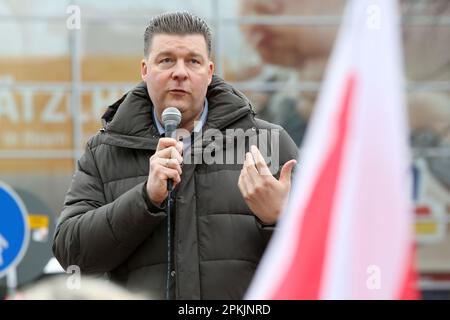 Hamburg, Deutschland. 08. April 2023. Andreas Dressel (SPD), Finanzsenator in Hamburg, spricht bei einer Kundgebung vor einem Kaufhaus Galeria Karstadt in Hamburg-Harburg. Mitarbeiter aller Galeria-Kaufhäuser in Hamburg haben am Samstag einen langen Warnstreik absolviert. Kredit: Bodo Marks/dpa/Alamy Live News Stockfoto