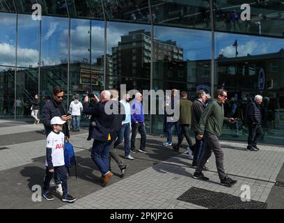 London, Großbritannien. 8. April 2023. Tottenham Hotspur-Fans vor dem Spiel der Premier League im Tottenham Hotspur Stadium, London. Das Bild sollte lauten: Kieran Cleeves/Sportimage Credit: Sportimage/Alamy Live News Stockfoto