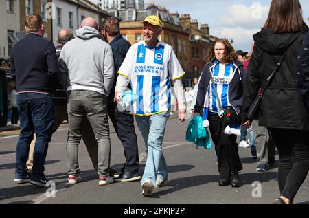 London, Großbritannien. 8. April 2023. Brighton und Hove Albion Fans vor dem Spiel der Premier League im Tottenham Hotspur Stadium, London. Das Bild sollte lauten: Kieran Cleeves/Sportimage Credit: Sportimage/Alamy Live News Stockfoto