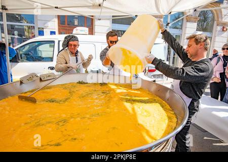 Pula, Kroatien. 08. April 2023. Anlässlich der Osterferien und des Heiligen Samstags wurde am 08. April 2023 in Pula (Kroatien) auf dem Stadtmarkt eine Frittata mit 1.500 Eiern und 10 Kilogramm Spargel zubereitet. Foto: Srecko Niketic/PIXSELL Guthaben: Pixsell/Alamy Live News Stockfoto