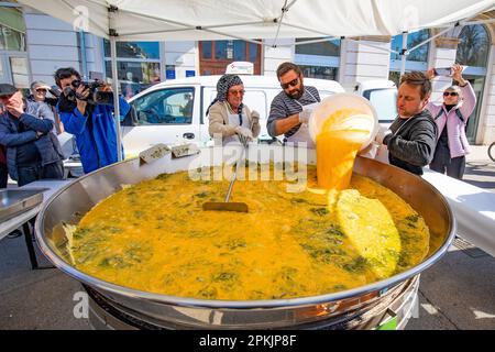 Pula, Kroatien. 08. April 2023. Anlässlich der Osterferien und des Heiligen Samstags wurde am 08. April 2023 in Pula (Kroatien) auf dem Stadtmarkt eine Frittata mit 1.500 Eiern und 10 Kilogramm Spargel zubereitet. Foto: Srecko Niketic/PIXSELL Guthaben: Pixsell/Alamy Live News Stockfoto