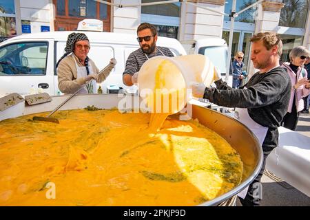 Pula, Kroatien. 08. April 2023. Anlässlich der Osterferien und des Heiligen Samstags wurde am 08. April 2023 in Pula (Kroatien) auf dem Stadtmarkt eine Frittata mit 1.500 Eiern und 10 Kilogramm Spargel zubereitet. Foto: Srecko Niketic/PIXSELL Guthaben: Pixsell/Alamy Live News Stockfoto