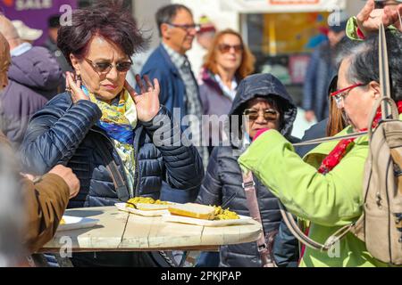 Pula, Kroatien. 08. April 2023. Anlässlich der Osterferien und des Heiligen Samstags wurde am 08. April 2023 in Pula (Kroatien) auf dem Stadtmarkt eine Frittata mit 1.500 Eiern und 10 Kilogramm Spargel zubereitet. Foto: Srecko Niketic/PIXSELL Guthaben: Pixsell/Alamy Live News Stockfoto