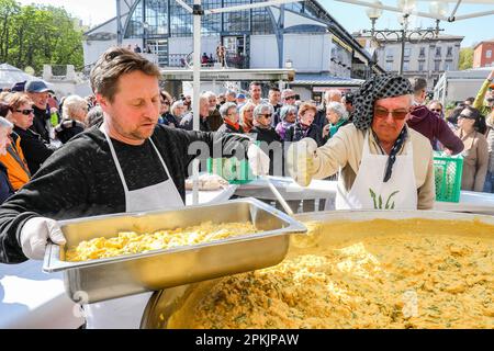 Pula, Kroatien. 08. April 2023. Anlässlich der Osterferien und des Heiligen Samstags wurde am 08. April 2023 in Pula (Kroatien) auf dem Stadtmarkt eine Frittata mit 1.500 Eiern und 10 Kilogramm Spargel zubereitet. Foto: Srecko Niketic/PIXSELL Guthaben: Pixsell/Alamy Live News Stockfoto