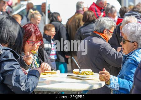 Pula, Kroatien. 08. April 2023. Anlässlich der Osterferien und des Heiligen Samstags wurde am 08. April 2023 in Pula (Kroatien) auf dem Stadtmarkt eine Frittata mit 1.500 Eiern und 10 Kilogramm Spargel zubereitet. Foto: Srecko Niketic/PIXSELL Guthaben: Pixsell/Alamy Live News Stockfoto