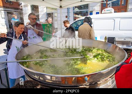 Pula, Kroatien. 08. April 2023. Anlässlich der Osterferien und des Heiligen Samstags wurde am 08. April 2023 in Pula (Kroatien) auf dem Stadtmarkt eine Frittata mit 1.500 Eiern und 10 Kilogramm Spargel zubereitet. Foto: Srecko Niketic/PIXSELL Guthaben: Pixsell/Alamy Live News Stockfoto