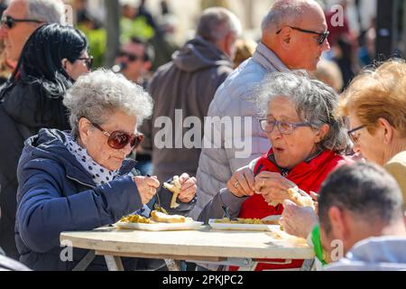 Pula, Kroatien. 08. April 2023. Anlässlich der Osterferien und des Heiligen Samstags wurde am 08. April 2023 in Pula (Kroatien) auf dem Stadtmarkt eine Frittata mit 1.500 Eiern und 10 Kilogramm Spargel zubereitet. Foto: Srecko Niketic/PIXSELL Guthaben: Pixsell/Alamy Live News Stockfoto