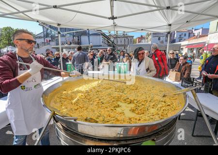 Pula, Kroatien. 08. April 2023. Anlässlich der Osterferien und des Heiligen Samstags wurde am 08. April 2023 in Pula (Kroatien) auf dem Stadtmarkt eine Frittata mit 1.500 Eiern und 10 Kilogramm Spargel zubereitet. Foto: Srecko Niketic/PIXSELL Guthaben: Pixsell/Alamy Live News Stockfoto