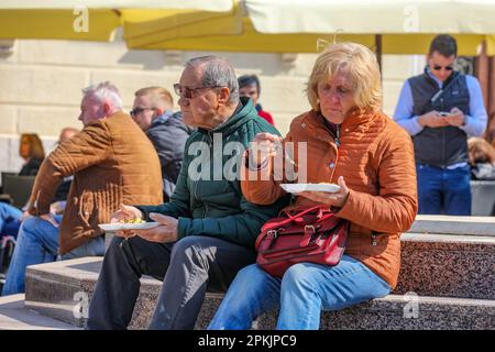 Pula, Kroatien. 08. April 2023. Anlässlich der Osterferien und des Heiligen Samstags wurde am 08. April 2023 in Pula (Kroatien) auf dem Stadtmarkt eine Frittata mit 1.500 Eiern und 10 Kilogramm Spargel zubereitet. Foto: Srecko Niketic/PIXSELL Guthaben: Pixsell/Alamy Live News Stockfoto